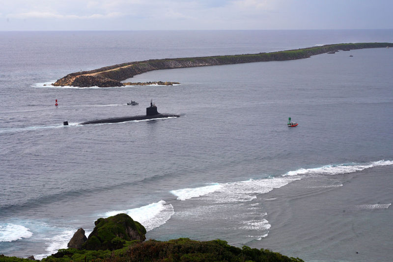 Un USS Seawolf (SSN 21) llega al Puerto Apra, Guam, para una escala durante un despliegue en el Oeste del Pacífico.